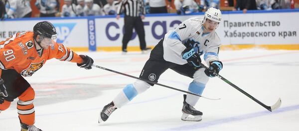 Белорусский хоккеист Егор Шарангович (справа) - Sputnik Беларусь