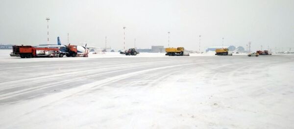 Спецтехника убирает снег на взлетно-посадочной полосе Национального аэропорта Минск Спецтехника убирает снег на взлетно-посадочной полосе Национального аэропорта Минск - Sputnik Беларусь