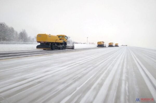 Сколько времени нужно, чтобы очистить от снега взлетную полосу? - Sputnik Беларусь