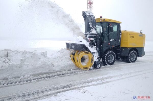 Сколько времени нужно, чтобы очистить от снега взлетную полосу? - Sputnik Беларусь