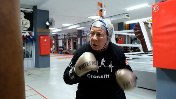 Бабушка борется с болезнью Паркинсона на боксерском ринге – видео - Sputnik Беларусь