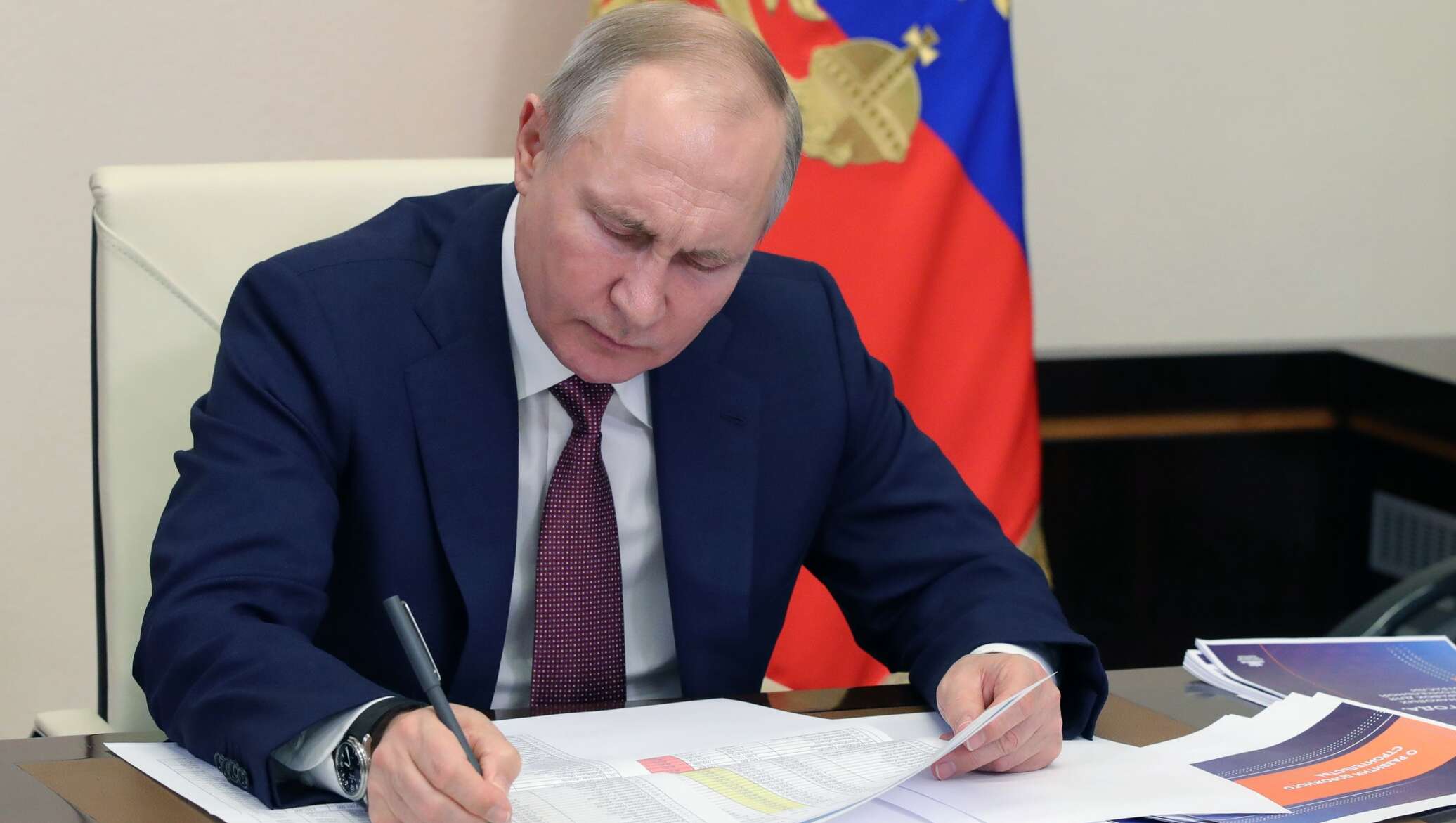 Года по указу президента. Владимир Путин. Президент РФ Владимир Путин подписал закон. Владимир Путин подписал указ. Путин 2021.