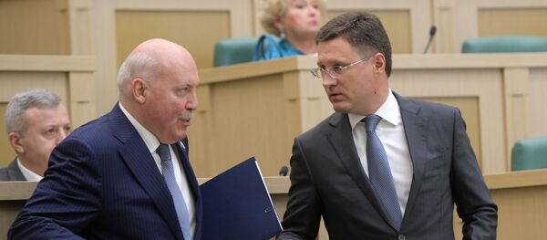 Віцэ-прэм'ер РФ Аляксандр Новак і пасол Расіі ў Беларусі Дзмітрый Мезенцаў - Sputnik Беларусь