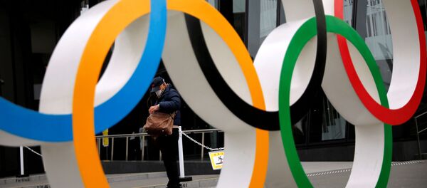 Олимпийские кольца в парке в Токио - Sputnik Беларусь