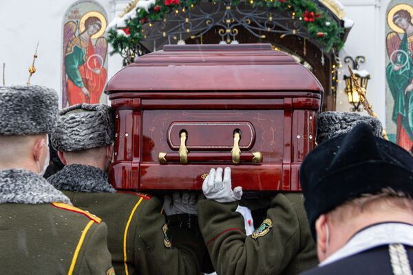 Гроб с телом владыки внесли в храм военнослужащие - Sputnik Беларусь