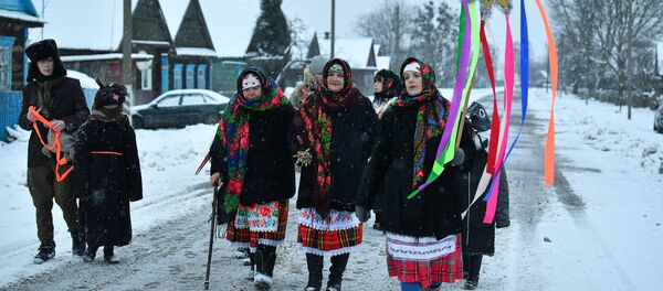 Жыхары вёскі Пагост Гомельскай вобласці падчас абраду Шчодры вечар Жыхары вёскі Пагост Гомельскай вобласці падчас абраду Шчодры вечар - Sputnik Беларусь