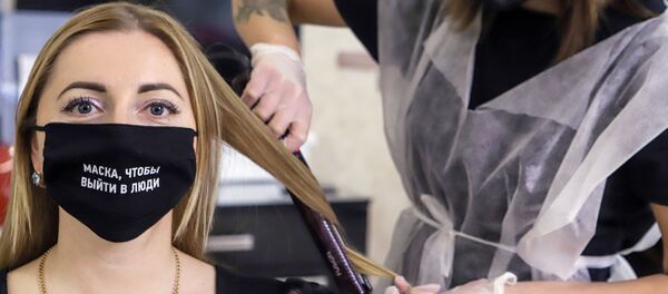 Девушка в маске в парикмахерской - Sputnik Беларусь