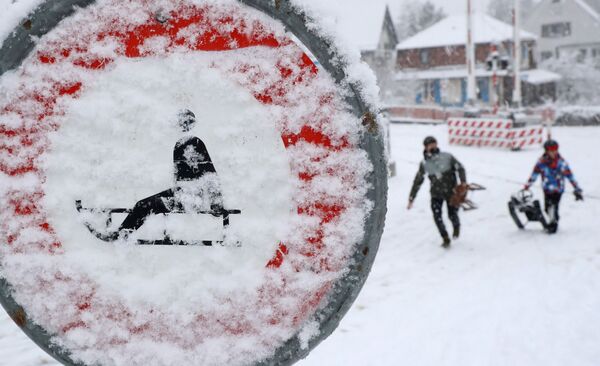 Людзі на санках падчас снегападу ў Цюрыху, Швейцарыя. - Sputnik Беларусь