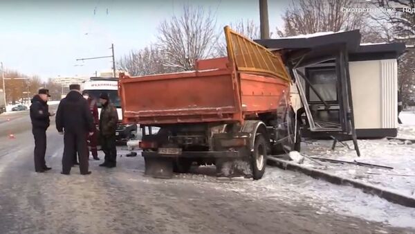 МАЗ в Могилеве насмерть сбил женщину и въехал в остановку - Sputnik Беларусь