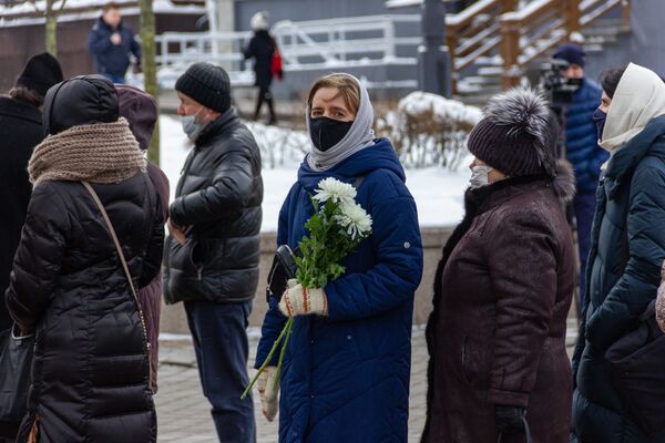 Люди стоят в очереди, чтобы проститься с митрополитом Филаретом - Sputnik Беларусь