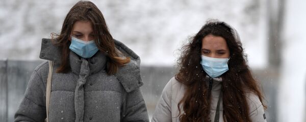 Девушки в защитных масках - Sputnik Беларусь