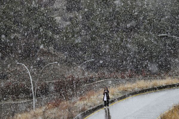 Жанчына ідзе па дарозе падчас моцнага снегападу ў Анкары, Турцыя. - Sputnik Беларусь