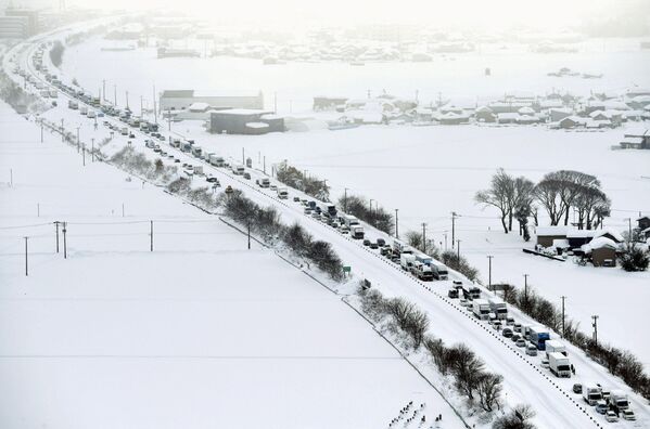 Автомобили застряли в снегу на скоростной автомагистрали Хокурику - Sputnik Беларусь