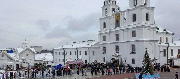 Проститься с Владыкой Филаретом пришел посол РФ Дмитрий Мезенцев – видео - Sputnik Беларусь