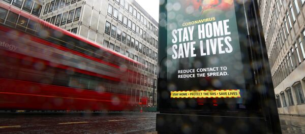 Банер, які заклікае застацца дома з-за эпідэміі каронавіруса, у Лондане - Sputnik Беларусь