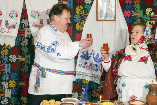 В Щедрый вечер хозяева выпивают по чарке, съедают по ложке праздничной кутьи. - Sputnik Беларусь