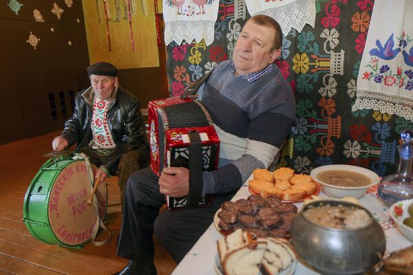Фольклорный коллектив является носителем и хранителем культурных традиций Солигорского района. - Sputnik Беларусь