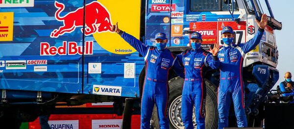 Экипаж Дмитрия Сотникова на подиуме Дакара - Sputnik Беларусь