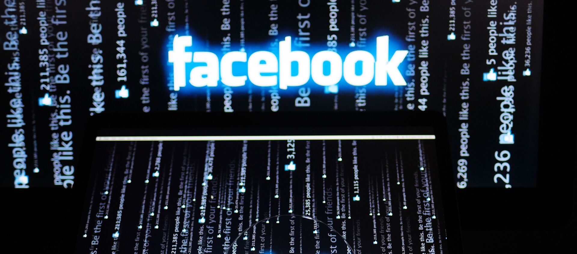 Логотип социальной сети Фейсбук на экране компьютера - Sputnik Беларусь, 1920, 26.01.2021
