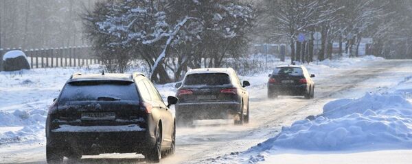 Машины на зимней дороге - Sputnik Беларусь