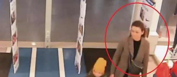 Женщина вынесла пуховик из магазина - Sputnik Беларусь