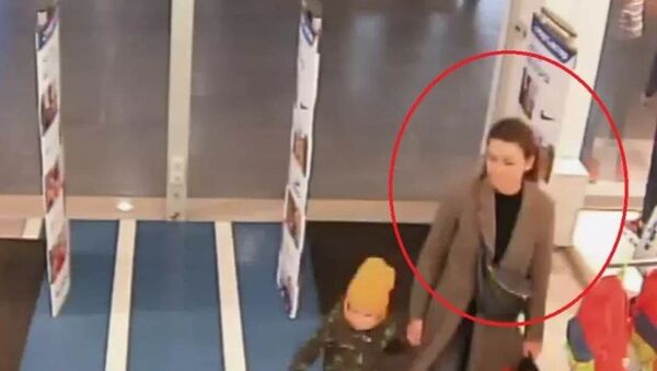 Женщина вынесла пуховик из магазина - Sputnik Беларусь