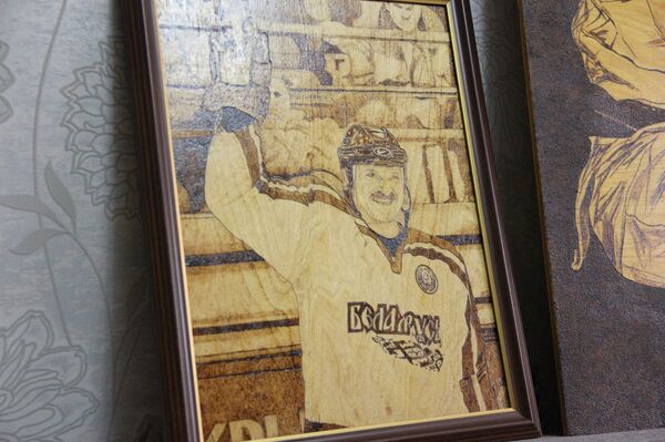 С огоньком: дзюдоист из Жодино выжигает президентов Беларуси и России - Sputnik Беларусь