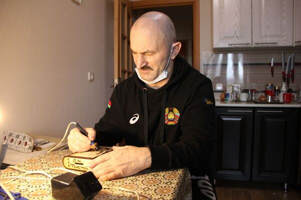 С огоньком: дзюдоист из Жодино выжигает президентов Беларуси и России - Sputnik Беларусь