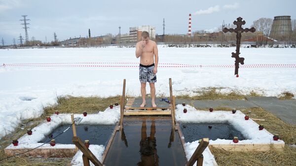 Мужчына падчас вадохрышчанскіх купанняў - Sputnik Беларусь