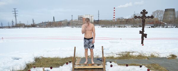 Мужчина во время крещенских купаний Мужчина во время крещенских купаний - Sputnik Беларусь