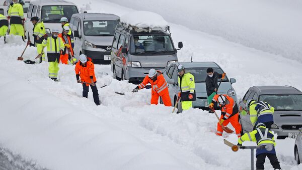 Машины на дороге во время снегопадов в Японии - Sputnik Беларусь