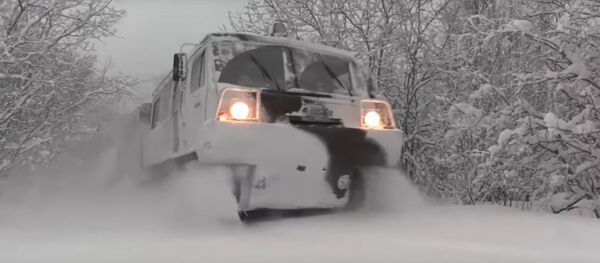 Як ваенныя трэніруюцца вадзіць тэхніку ў складаных метэаўмовах - відэа Як ваенныя трэніруюцца вадзіць тэхніку ў складаных метэаўмовах - відэа - Sputnik Беларусь