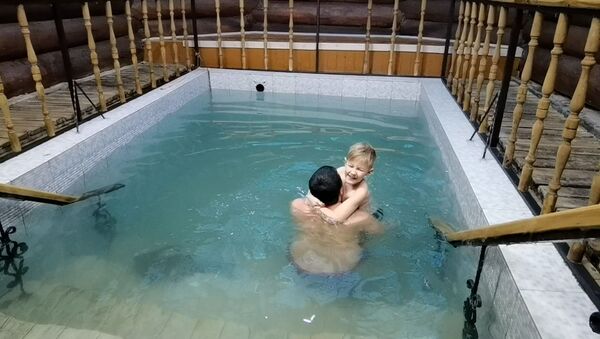 Заболеть невозможно: витебляне семьями ходят купаться на Крещение - видео - Sputnik Беларусь