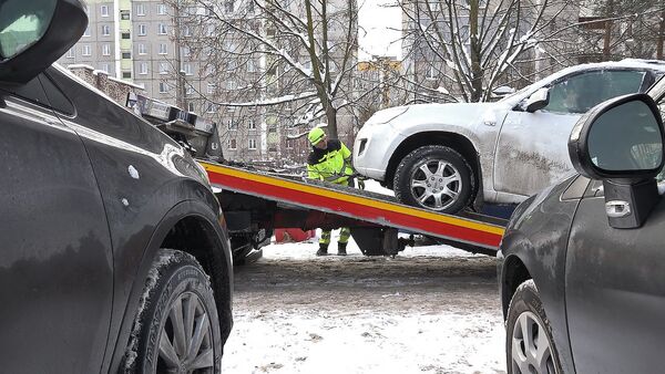 Замерзают даже самые опытные: как эвакуаторы спасают автолюбителей - Sputnik Беларусь