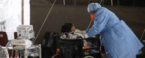 Медицинские работники ухаживают за пациентом с коронавирусом в ЮАР - Sputnik Беларусь