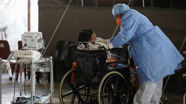 Медицинские работники ухаживают за пациентом с коронавирусом в ЮАР - Sputnik Беларусь