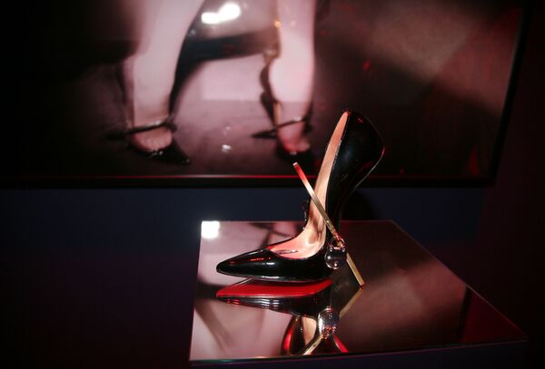 Линч является автором фотосерии Фетиш-шоу, где модели запечатлены в обуви дизайнера Кристиана Лубутена.  - Sputnik Беларусь