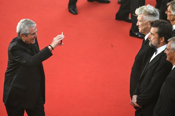 Легендарный французский режиссер Клод Лелуш (слева) фотографирует на свой мобильный телефон американского режиссера Дэвида Линча. - Sputnik Беларусь