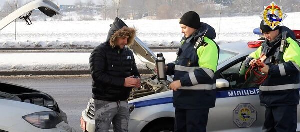 Статистику добрых дел не ведем: ГАИ о помощи минчанам в морозы – видео - Sputnik Беларусь