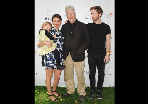 Дэвид Линч с сыном Райли Линчем, музыкантом, женой Эмили и младшей дочерью Лулой Богиней (названной в честь героини Дикие сердцем) в 2015 году.  - Sputnik Беларусь
