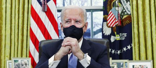 Президент США Джо Байден подписывает указы в Овальном кабинете Белого дома - Sputnik Беларусь