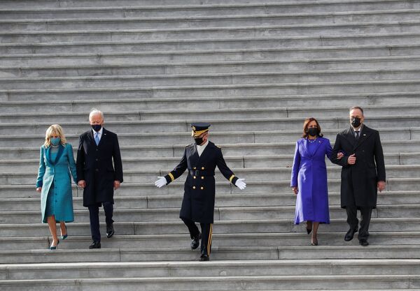 Президент США Джо Байден, первая леди Джилл Байден, вице-президент Камала Харрис и ее муж Дуг Эмхофф после церемонии инаугурации в Вашингтоне - Sputnik Беларусь