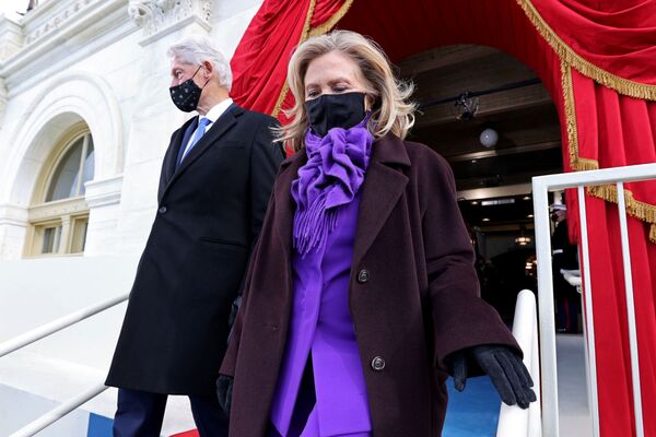 Экс-президент США Билл Клинтон со своей женой Хиллари прибывают на церемонию инаугурации Джо Байдена - Sputnik Беларусь