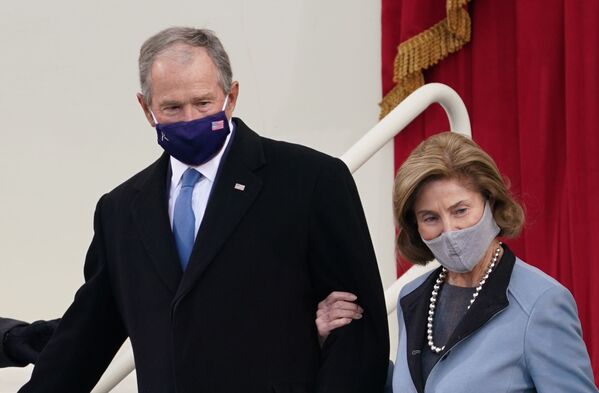 Экс-президент США Джордж Буш со своей женой Лаурой прибывают на церемонию инаугурации Джо Байдена - Sputnik Беларусь