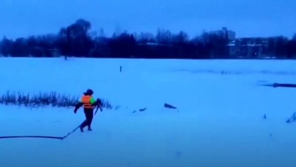 УАЗ провалился под лед на озере в Калинковичах  - Sputnik Беларусь