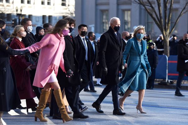 Президент США Джо Байден и его семья направляются в Белый дом после инаугурации в Вашингтоне - Sputnik Беларусь