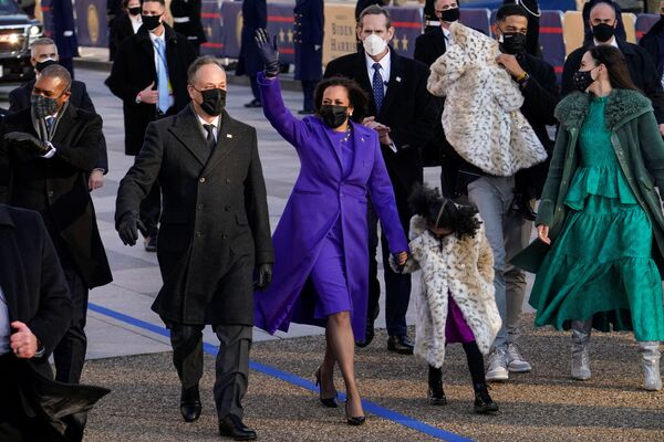 Вице-президент США Камала Харрис идет со своим мужем Дугом Эмхоффом и ее внучатой племянницей Амарой Аджагу - Sputnik Беларусь
