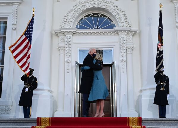 Президент США Джо Байден обнимает первую леди Джилл Байден на пороге в Белого дома - Sputnik Беларусь