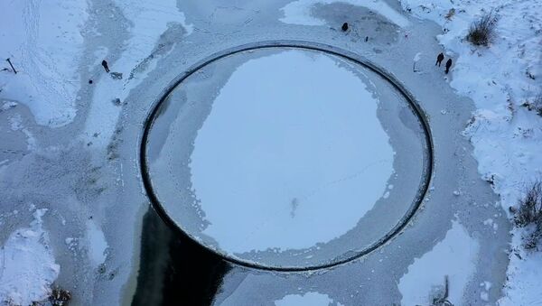 Відэафакт: ідэальна роўны гіганцкі круг з'явіўся на рацэ пад Брэстам - Sputnik Беларусь