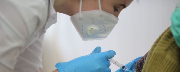 Медсястра робіць прышчэпку пацыенту ад каронавіруса вакцынай Спутник-V Медсястра робіць прышчэпку пацыенту ад каронавіруса вакцынай Спутник-V - Sputnik Беларусь